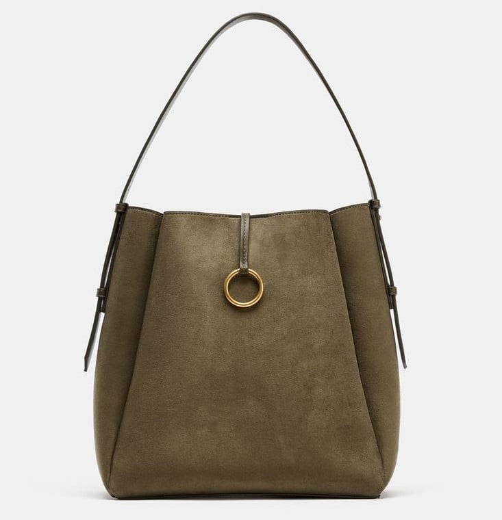 Pratica e irresistibilmente chic, la Borsa a secchiello è un must have di stagione