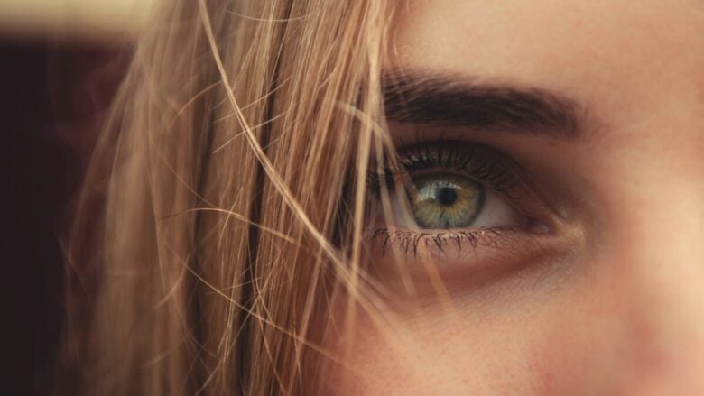 Tired Girl Make Up: la stanchezza diventa fascino nella nuova rivoluzione beauty