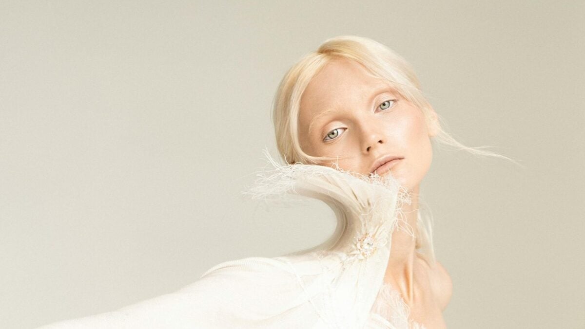 Cloud dancer, il Pantone 2026 che ispira un make up etereo e ultra chic