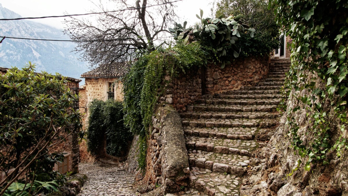 Alla scoperta dello splendido borgo calabrese dove è stata girata la serie con Can Yaman, Sandokan Alla scoperta dello splendido borgo calabrese dove è stata girata la serie con Can Yaman, Sandokan