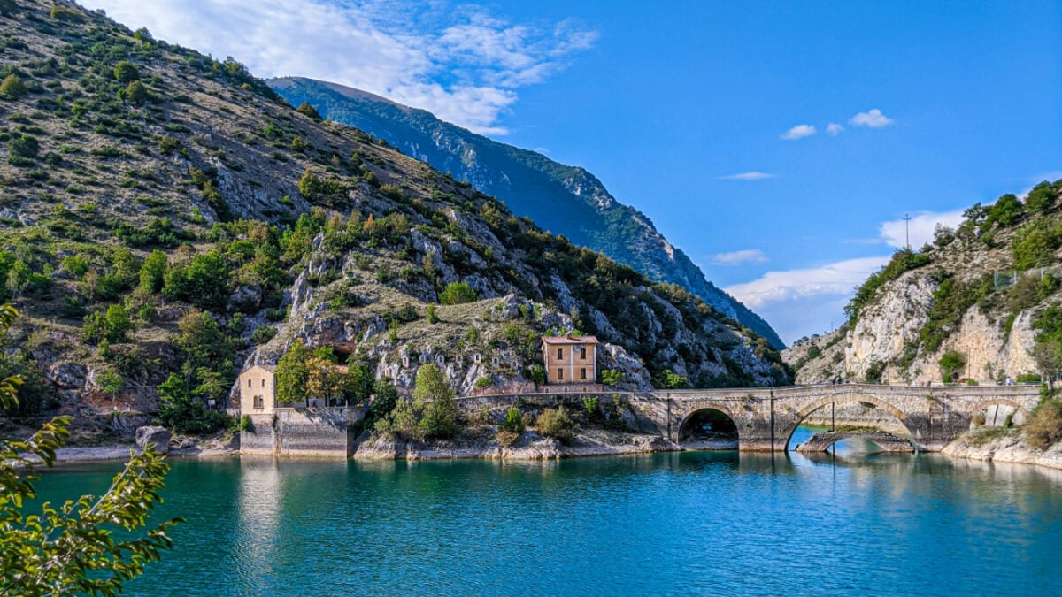 Tra boschi, laghi e paesaggi invernali, ecco un incantevole Borgo Abruzzese da scoprire subito!