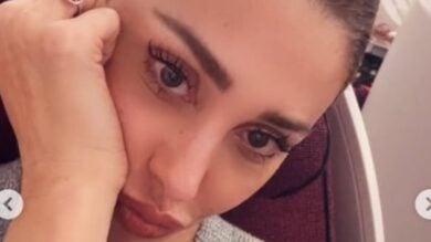 Belen Rodriguez, a Natale sceglie un Look casual-chic con jeans e stivali low cost