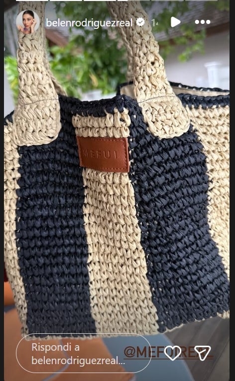 Belen Rodriguez, al mare con la nuova borsa in paglia di Me Fui