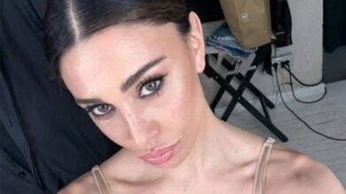 Belen Rodriguez, al mare con la nuova borsa in paglia di Me Fui