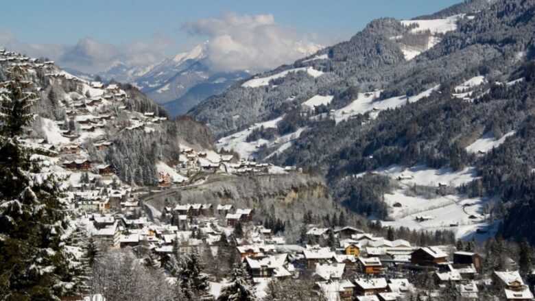 Questo borgo svizzero del Vallese è pura magia, sembra di essere in una favola!