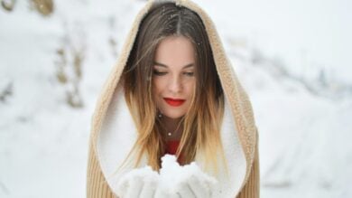 Acconciature per sciare: come tenere i capelli in ordine tra casco, freddo e umidità