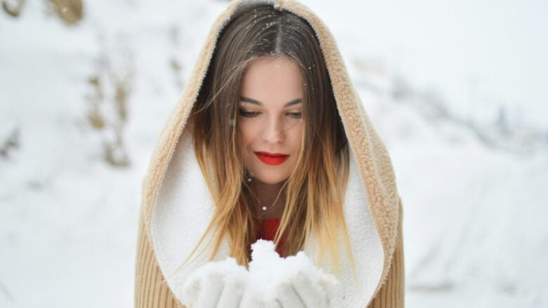 Acconciature per sciare: come tenere i capelli in ordine tra casco, freddo e umidità