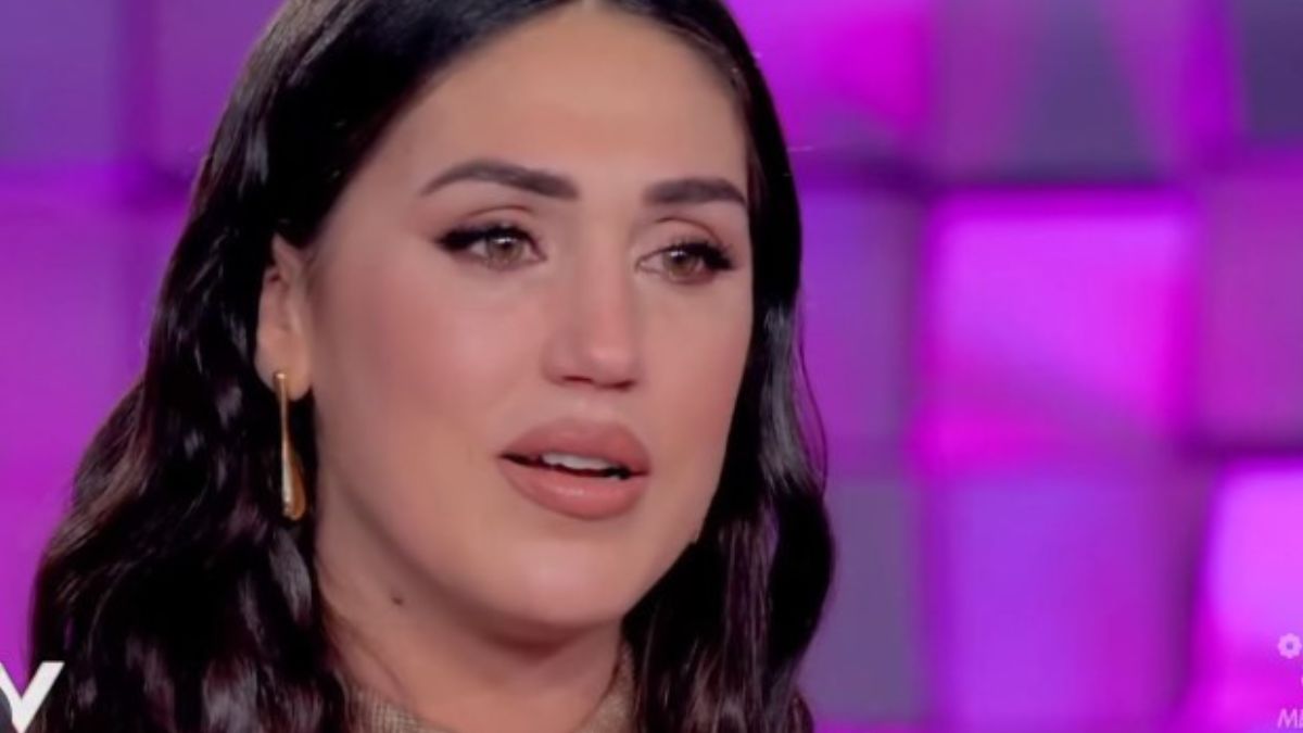 Cecilia Rodriguez, a Verissimo sfoggia il coordinato che devi assolutamente avere nell’armadio!