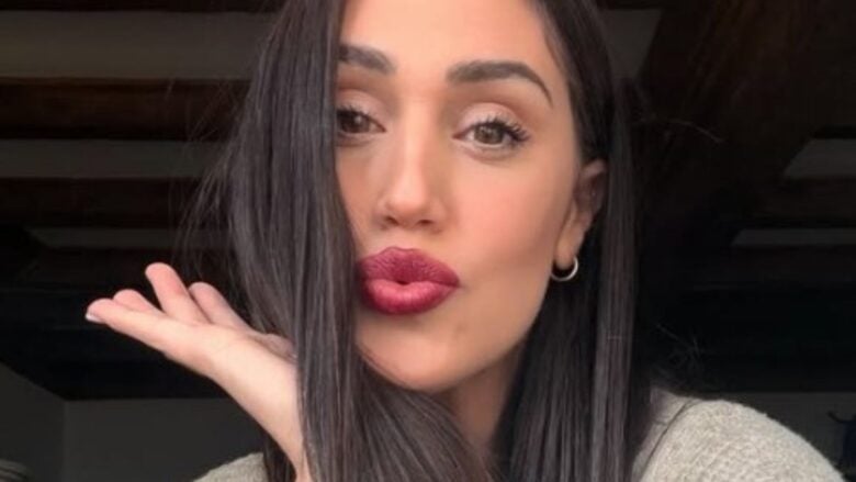 Cecilia Rodriguez sceglie il burgundy come colore must dei suoi Look per Natale: guarda qui!