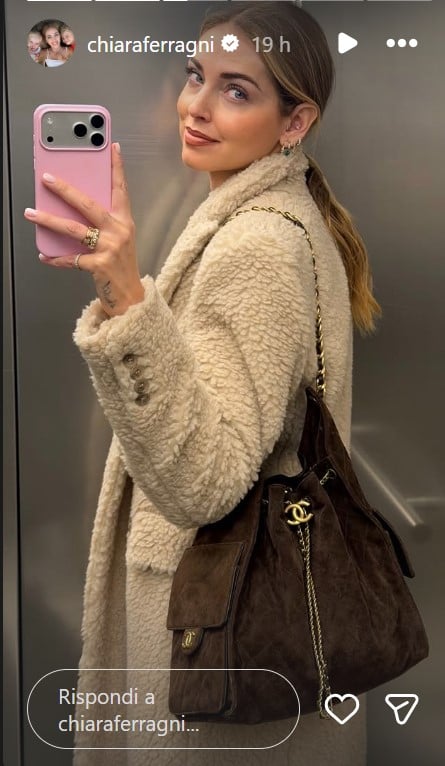 Chiara Ferragni, anche con il freddo non rinuncia allo stile più trendy e glamour con il teddy coat must have di stagione! Chiara Ferragni, anche con il freddo non rinuncia allo stile più trendy e glamour con il teddy coat must have di stagione!