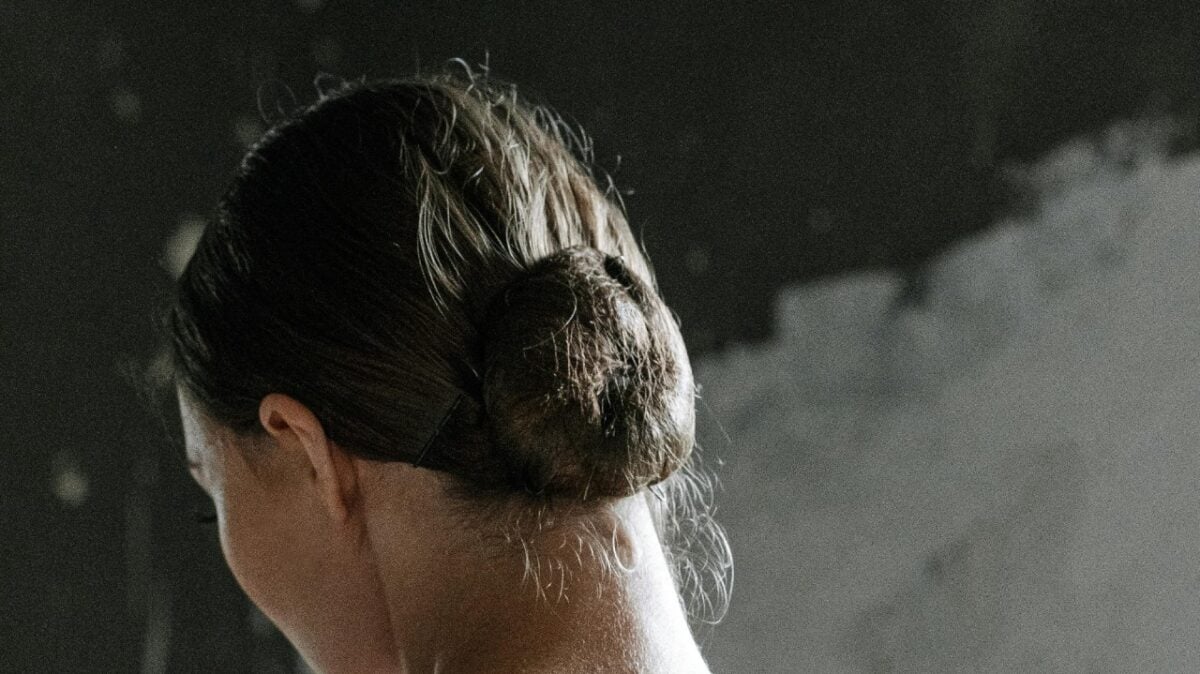 Acconciature per sciare: come tenere i capelli in ordine tra casco, freddo e umidità