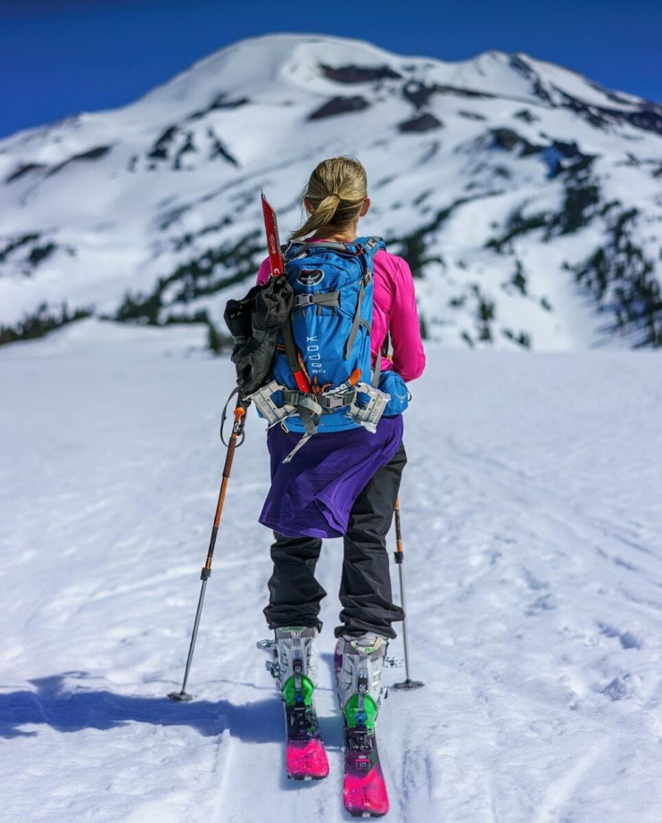 Acconciature per sciare: come tenere i capelli in ordine tra casco, freddo e umidità
