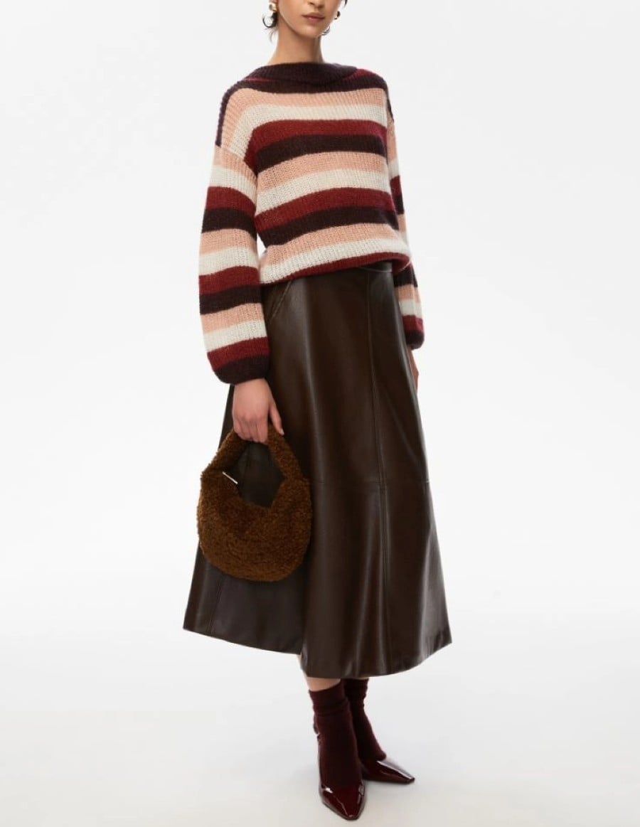 Per look alla moda e di carattere, la gonna in pelle si abbina così… Per look alla moda e di carattere, la gonna in pelle si abbina così…