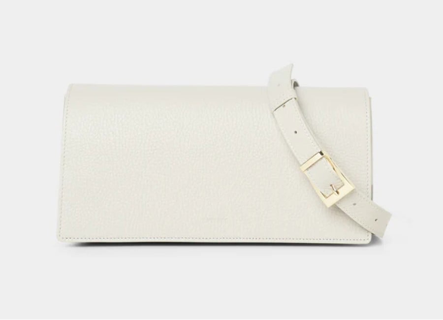 Cloud Dancer: il Colore Pantone del 2026 in 5 accessori da avere ora Cloud Dancer: il Colore Pantone del 2026 in 5 accessori da avere ora