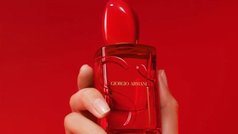 Profumi iconici, sofisticati e molto femminili, con un packaging rosso ispirato al Natale