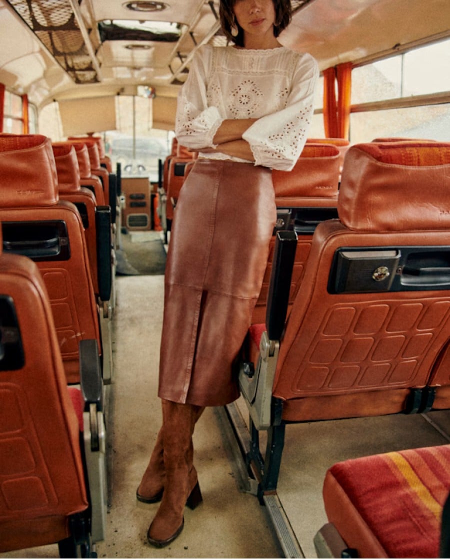 Per look alla moda e di carattere, la gonna in pelle si abbina così… Per look alla moda e di carattere, la gonna in pelle si abbina così…