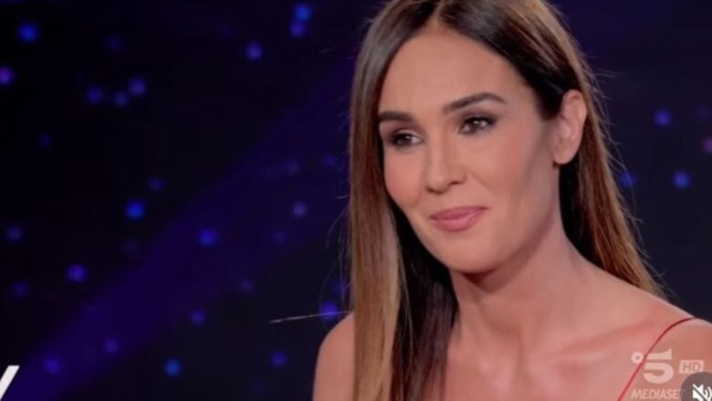 Silvia Toffanin, in rosso per l’arrivo del Natale: che look très chic!