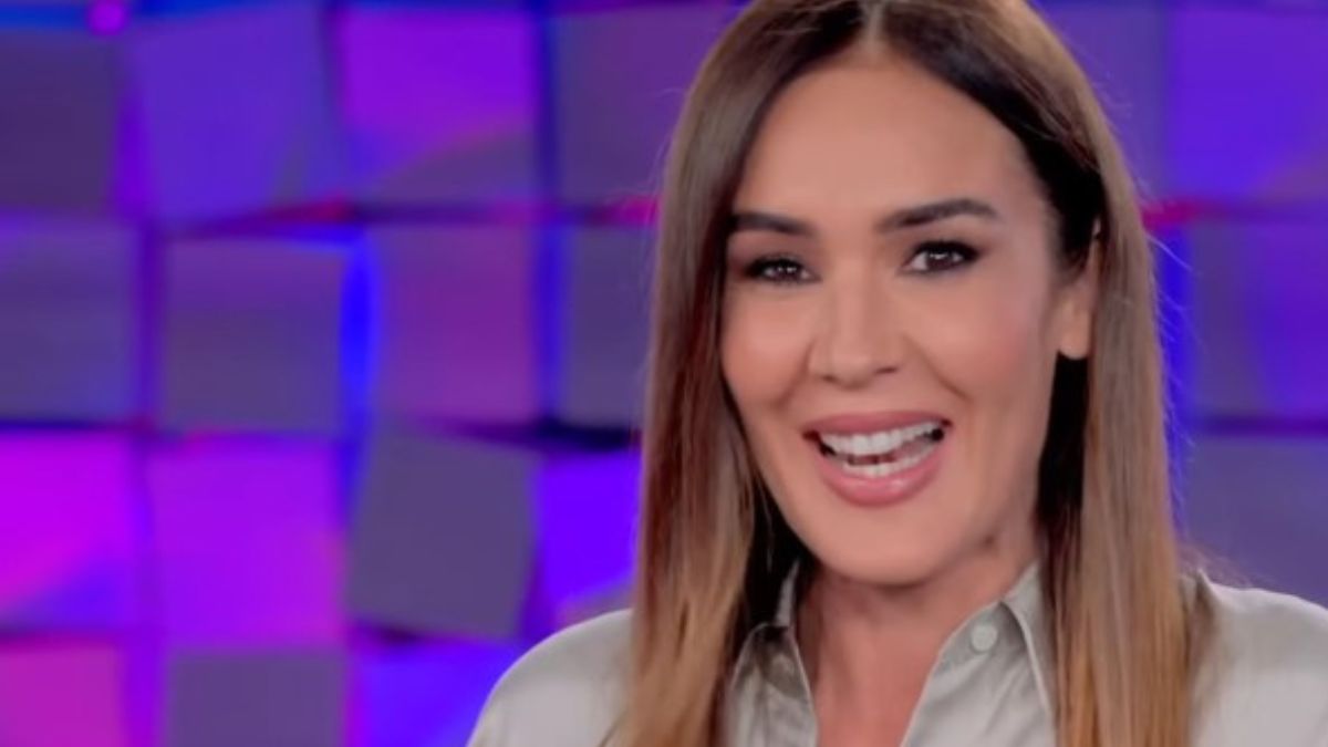 Silvia Toffanin, a Verissimo con il coordinato (camicia pantaloni) casual-chic che non ti aspetti! Silvia Toffanin, a Verissimo con il coordinato (camicia pantaloni) casual-chic che non ti aspetti!