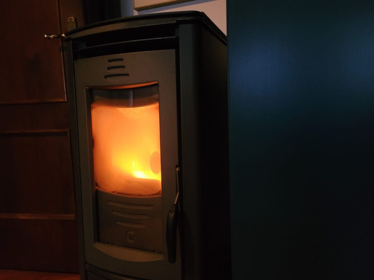 Stufa a pellet: gli errori invisibili che fanno lievitare consumi e spese domestiche