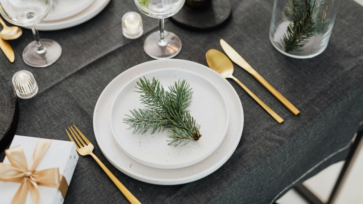 Tavola di Natale: le scelte da fare e quelle da evitare per una mise en place elegante e senza errori