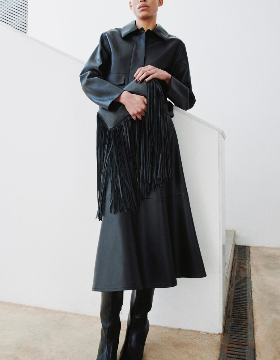 Per look alla moda e di carattere, la gonna in pelle si abbina così… Per look alla moda e di carattere, la gonna in pelle si abbina così…