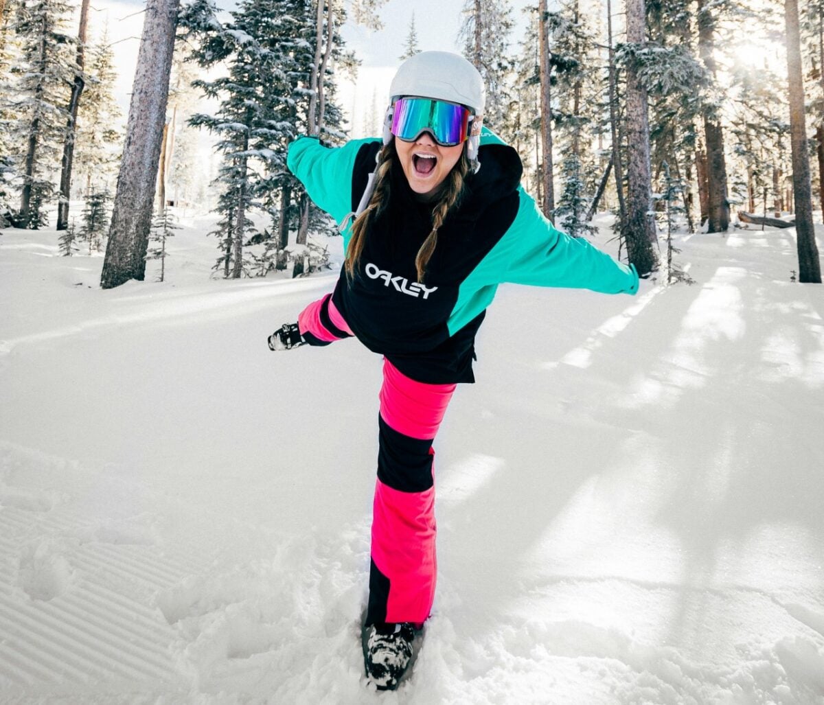 Acconciature per sciare: come tenere i capelli in ordine tra casco, freddo e umidità