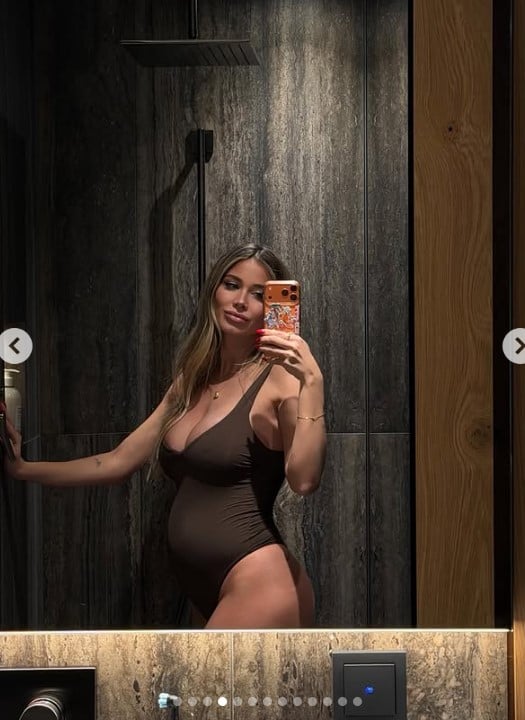 Diletta Leotta, selfie allo specchio con il costume intero e il pancino in bella vista! FOTO