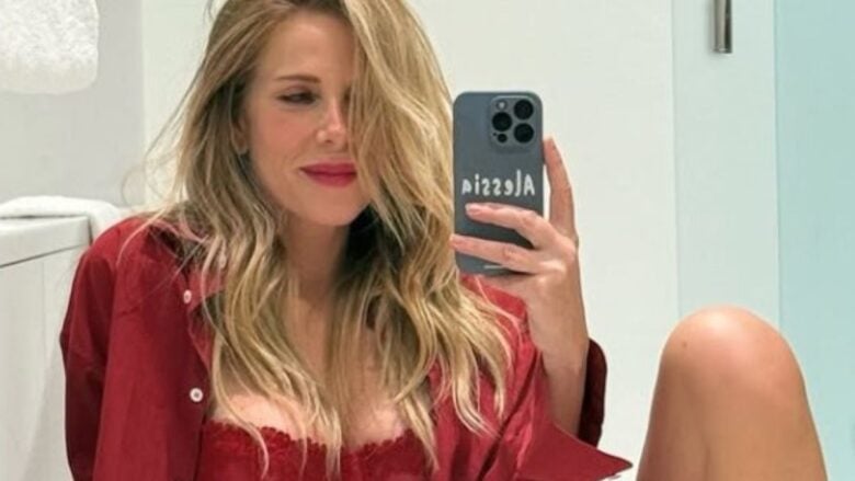 Alessia Marcuzzi lascia tutti senza fiato con la lingerie rosso fuoco: che sexy! FOTO