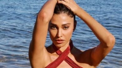 Belen Rodriguez lascia tutti senza fiato con il costume color rosso passione FOTO