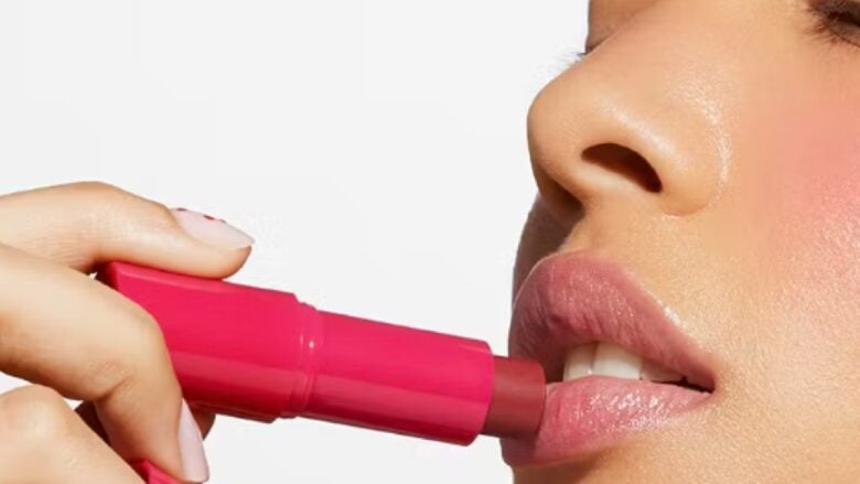 Questo balsamo labbra colorato da meno di 8 euro è il mio nuovo “mai più senza”: lo porto sempre in borsa!