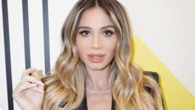 Diletta Leotta brilla con il mini blazer dress tempestato di paillettes