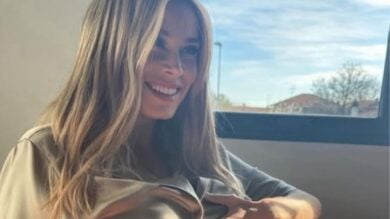 Diletta Leotta, selfie allo specchio con il costume intero e il pancino in bella vista! FOTO