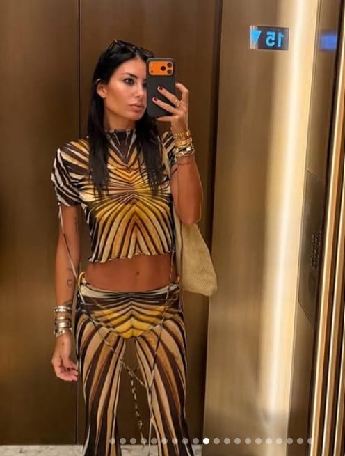 Elisabetta Gregoraci vola a Dubai con il completo di super tendenza per questa stagione! FOTO