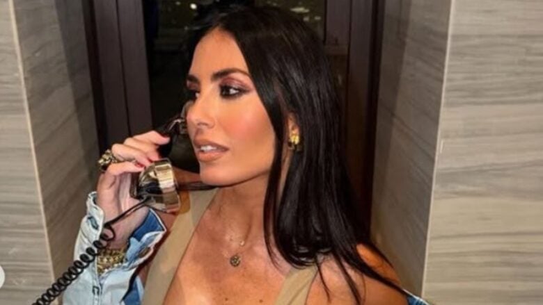 Elisabetta Gregoraci vola a Dubai con il completo di super tendenza per questa stagione! FOTO