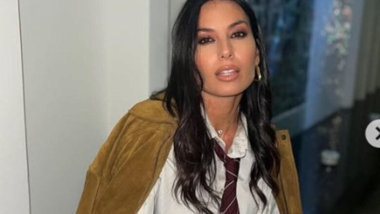 Elisabetta Gregoraci, Look casual-chic con l’accessorio del momento: scoprilo qui!