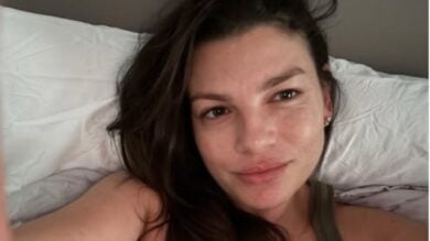 Emma incanta tutti a C’è Posta per Te con un Look oversize e scarpe pitonate!