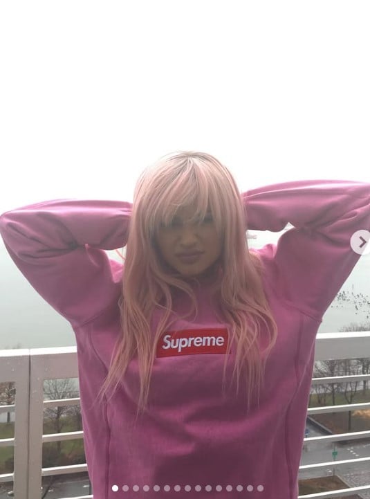 Kylie Jenner stravolge completamente il suo look: con i capelli biondi e la frangia è irriconoscibile!