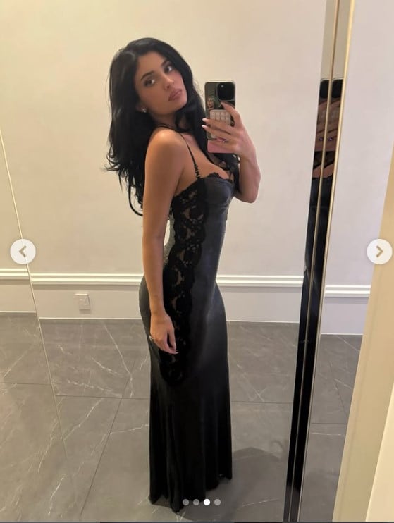 Kylie Jenner, super sexy con l’abito lungo nero con dettagli in pizzo FOTO