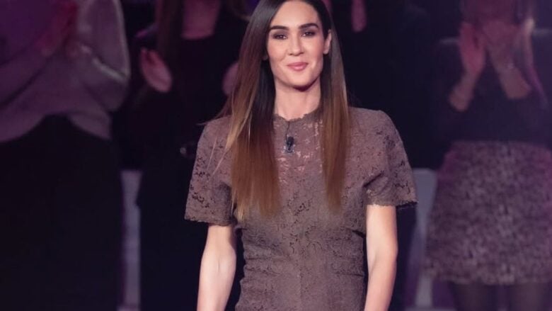 Silvia Toffanin lascia tutti senza fiato a Verissimo con l’abito in pizzo nel colore must have di quest’anno!