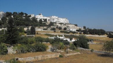 Il Borgo della Valle d’Itria che incanta tutto l’anno con le sue case bianche