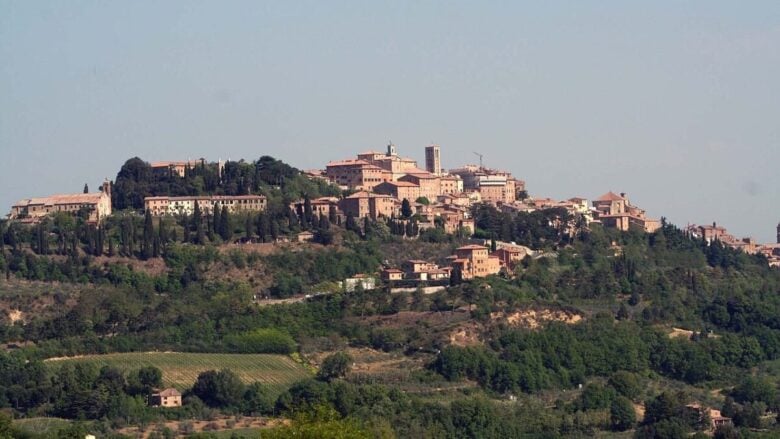 Tra le 10 città più accoglienti nel 2026 spicca un borgo toscano assolutamente strepitoso