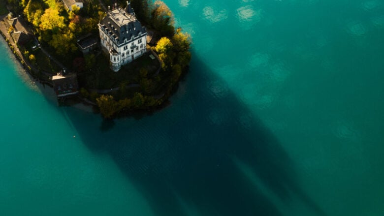 Un borgo da fiaba sospeso sull’acqua, una delle location più suggestive della Toscana