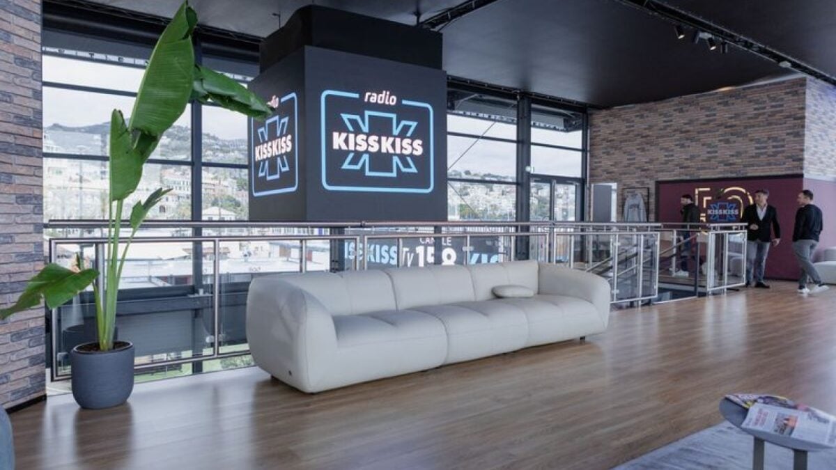 Sanremo 2026: Busnelli disegna il salotto di Casa Kiss Kiss Sanremo 2026: Busnelli disegna il salotto di Casa Kiss Kiss