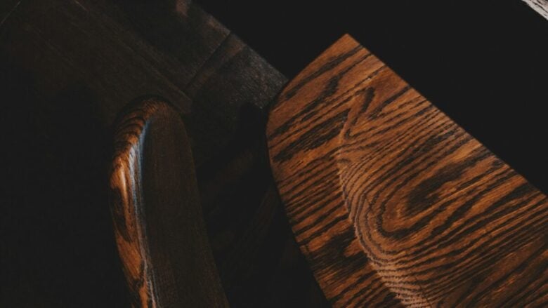 Arredare con il legno scuro, la tendenza 2026: mobili, abbinamenti e stili che lo valorizzano