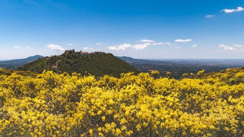 Arroccato sulla cima del Monte Ginestro, ecco un Borgo unico da visitare in Primavera