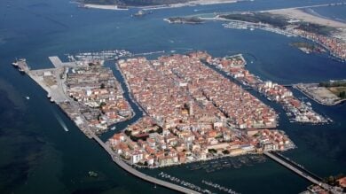 Alla scoperta della “piccola Venezia” tra canali, ponti e case colorate