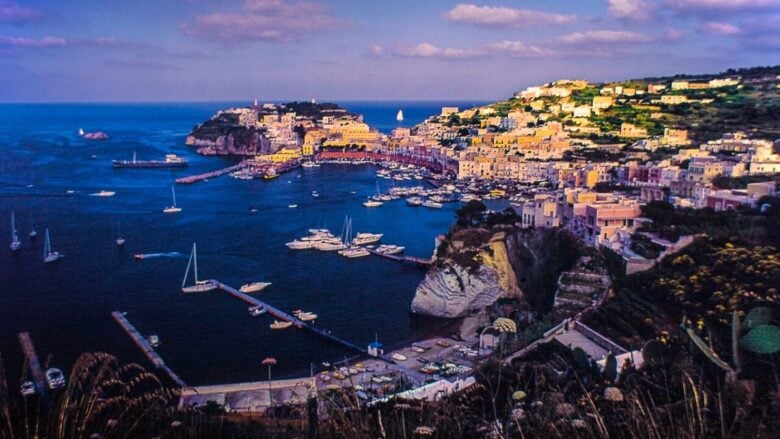 Viaggio verso la bellissima isola di Ponza, una meta da scoprire anche in inverno