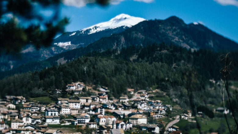 Questo Borgo Trentino sembra una vera cartolina: è uno dei paesi di montagna più belli d’Italia