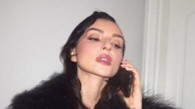 Arisa brilla sul green carpet di Sanremo 2026 con un total white Look tempestato di piume!