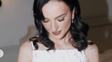 Arisa è pura visione nella prima serata di Sanremo 2026 con il suo total white Look tempestato di 1300 gocce di cristalli